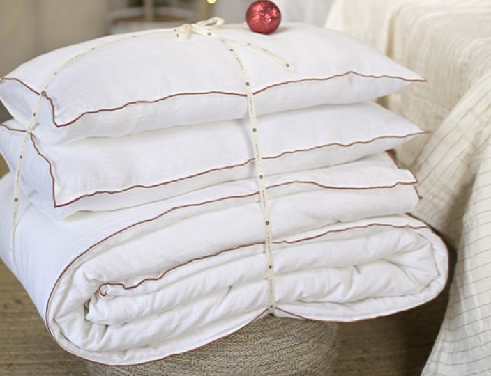Cosy Ways to Decorate Bedroom for Christmas